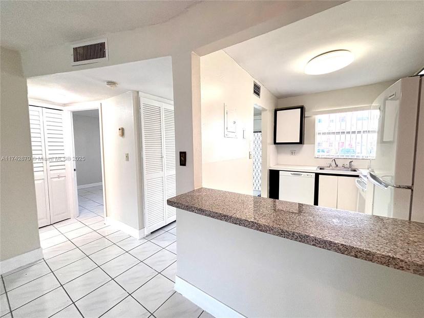 Picture of 2871 E Sunrise Lakes Dr # 102, Sunrise FL 33322