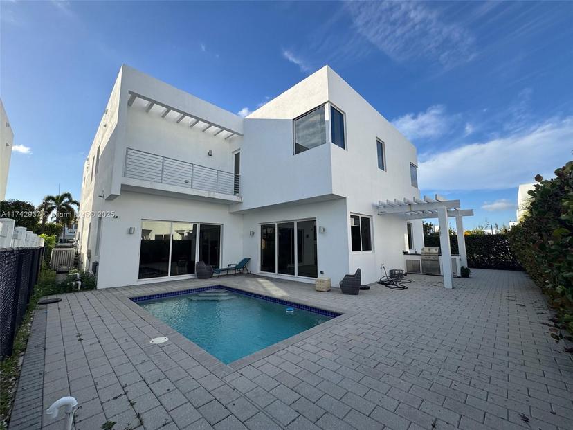 Picture of 7525 NW 101St Pl, Doral FL 33178