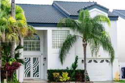 Picture of 220 NE 211Th St, Miami, FL 33179