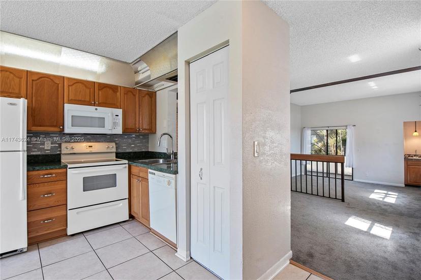 Picture of 2576 Riverside Dr # 415, Coral Springs FL 33065