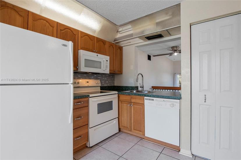 Picture of 2576 Riverside Dr # 415, Coral Springs FL 33065