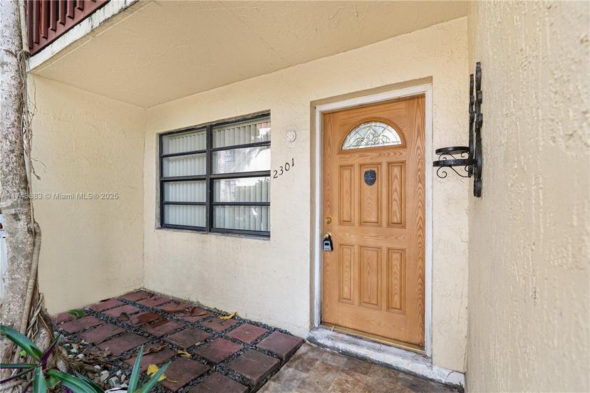 Picture of 2301 W 66Th Pl # 304, Hialeah FL 33016