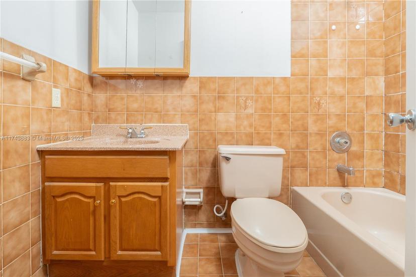 Picture of 2301 W 66Th Pl # 304, Hialeah FL 33016