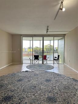 Picture of 1750 NE 191St St # 4, Miami, FL 33179