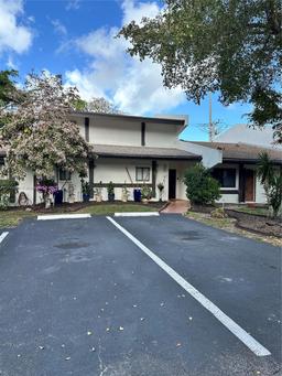 Picture of 541 NE 199Th Ln # 2X, Miami, FL 33179