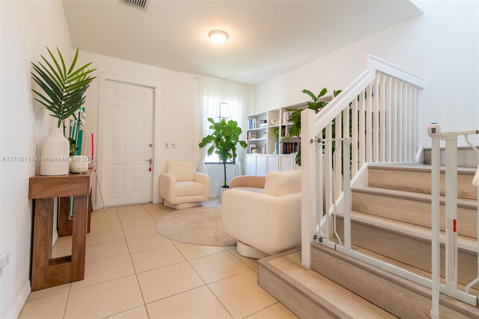 Picture of 686 NE 191St Ter, Miami, FL 33179