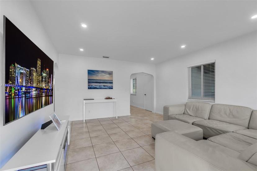Picture of 1270 NE 161St St, North Miami Beach FL 33162