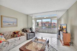 Picture of 9181 Sunrise Lakes Blvd # 210, Sunrise, FL 33322