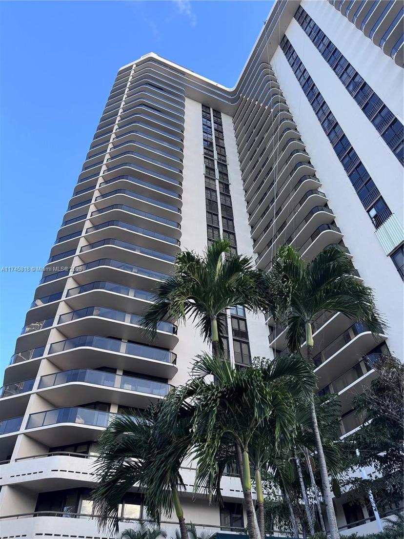 Picture of 19667 Turnberry Way # 10J, Aventura FL 33180