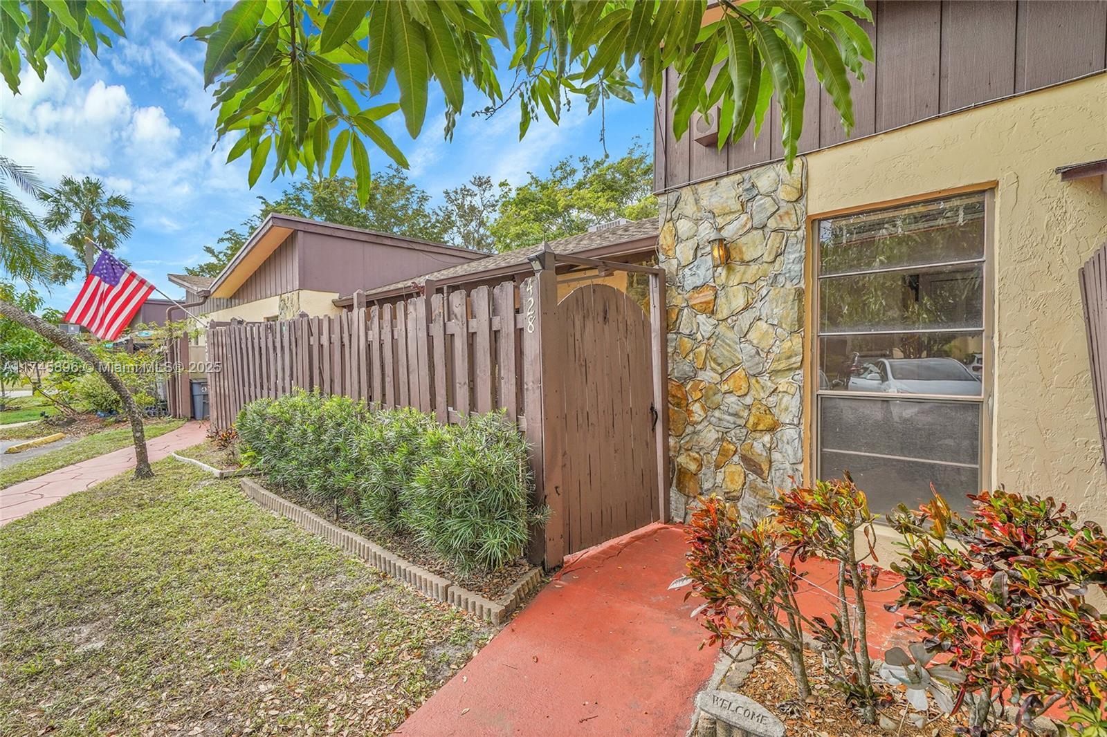 Picture of 428 Briarwood Cir # 27, Hollywood, FL 33024
