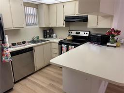 Picture of 8290 Lake Dr # 223, Doral, FL 33166