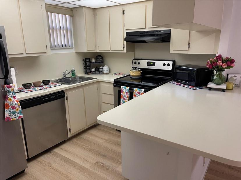 Picture of 8290 Lake Dr # 223, Doral FL 33166