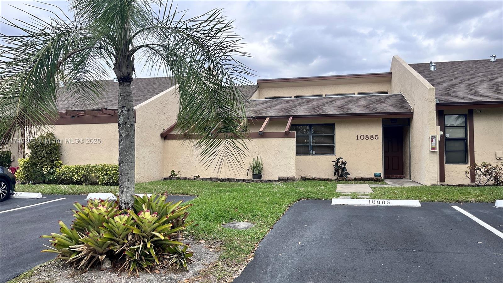 Picture of 10885 NW 30Th Pl # 493, Sunrise, FL 33322