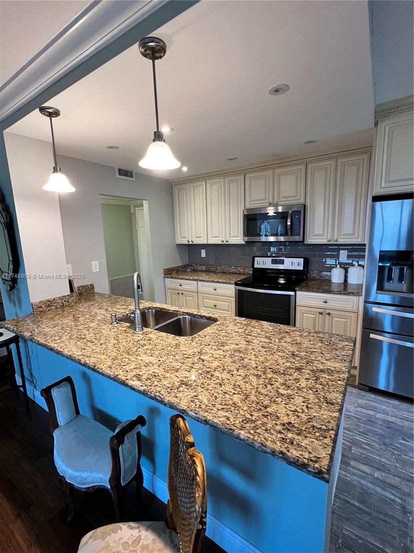 Picture of 4350 Hillcrest Dr # 800, Hollywood FL 33021
