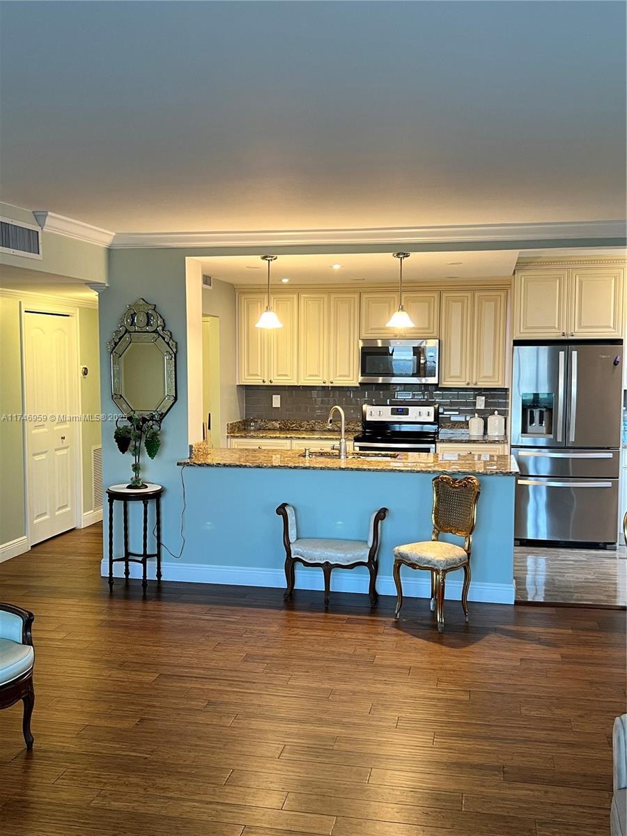 Picture of 4350 Hillcrest Dr # 800, Hollywood, FL 33021