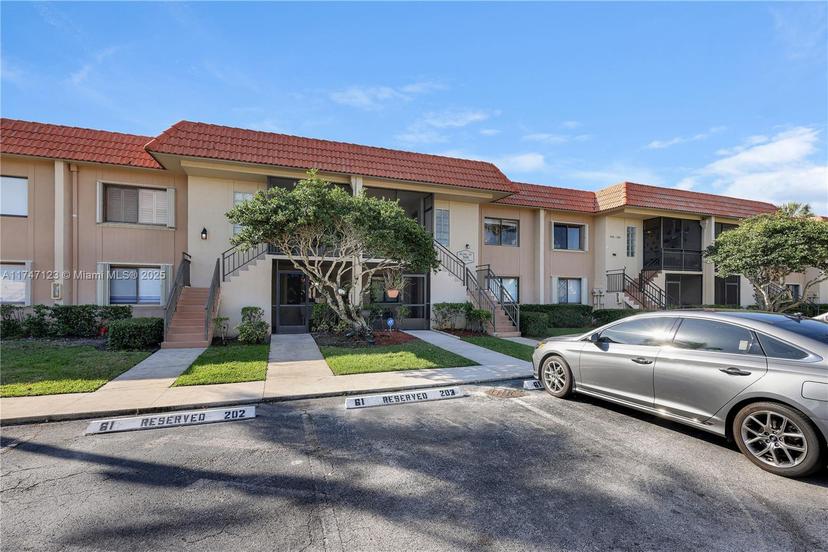 Picture of 398 Lakeview Dr # 203, Weston FL 33326