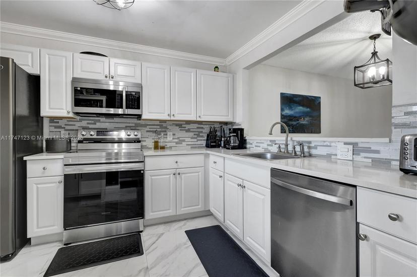 Picture of 398 Lakeview Dr # 203, Weston FL 33326