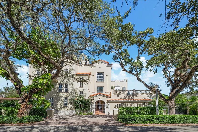 Picture of 111 Edgewater Dr # 1A, Coral Gables FL 33133