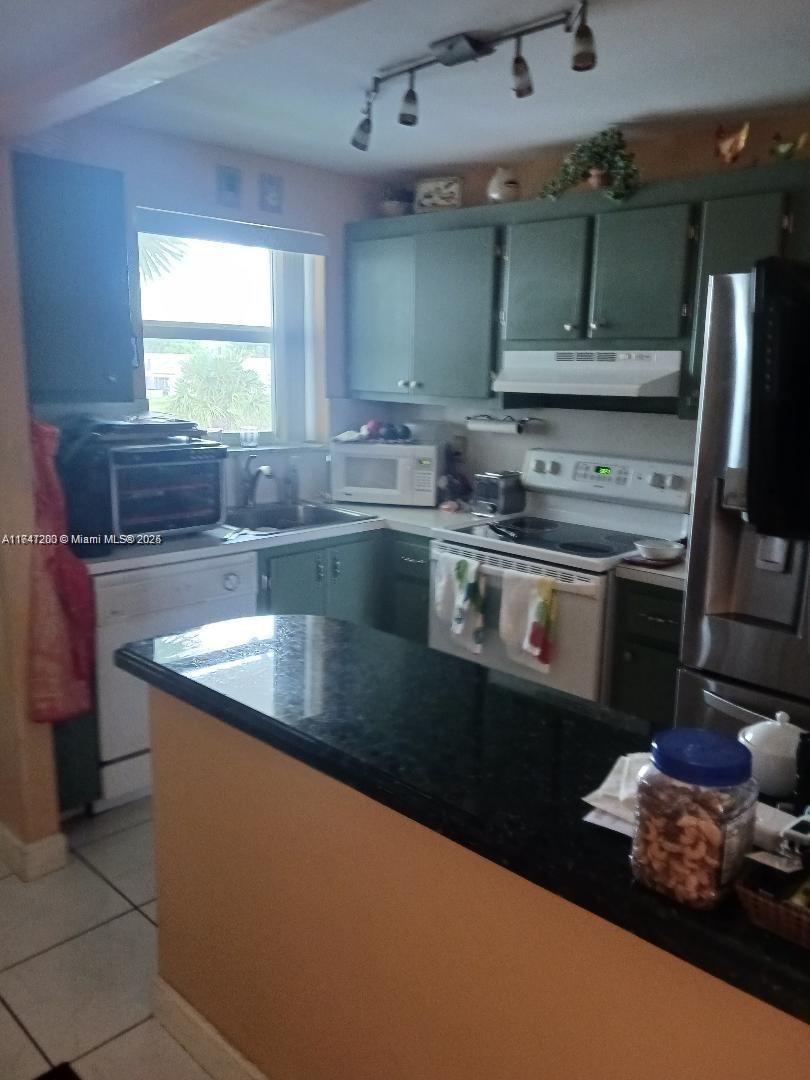 Picture of 8280 Sunrise Lakes Blvd # 212, Sunrise FL 33322