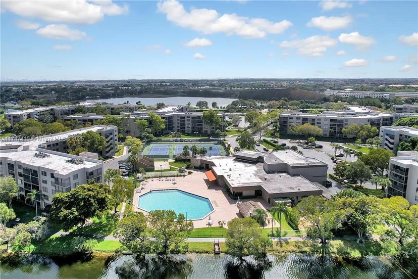 Picture of 900 Colony Point Cir # 503, Pembroke Pines FL 33026