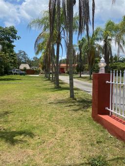 Picture of 8550 Miller Dr, Miami, FL 33155