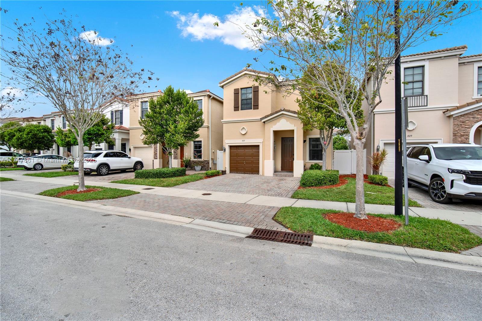 Picture of 805 NE 191St St, Miami, FL 33179