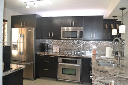 Picture of 382 Lakeview Dr # 103, Weston, FL 33326
