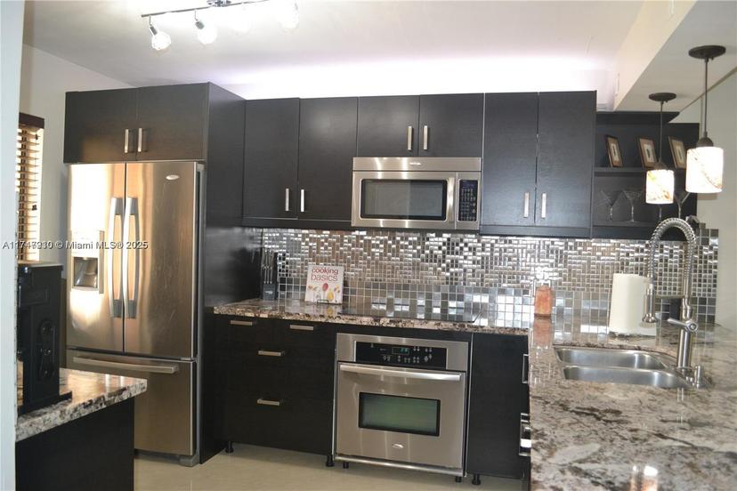 Picture of 382 Lakeview Dr # 103, Weston FL 33326
