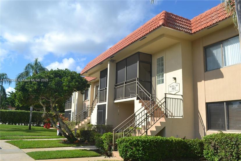 Picture of 382 Lakeview Dr # 103, Weston FL 33326