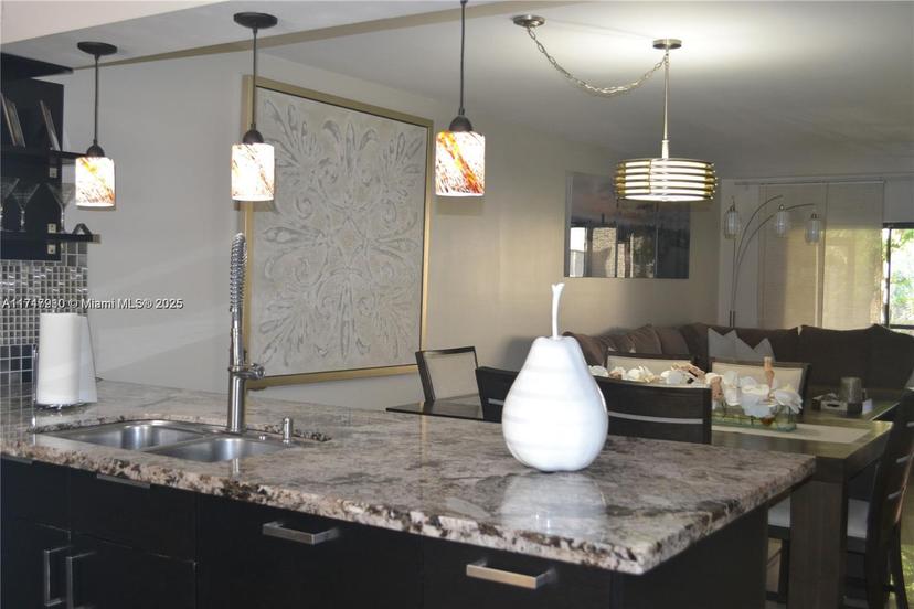 Picture of 382 Lakeview Dr # 103, Weston FL 33326