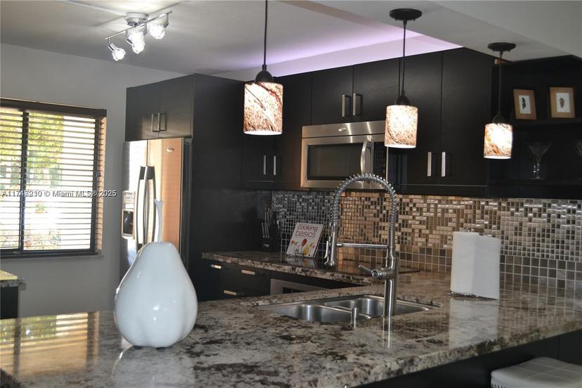 Picture of 382 Lakeview Dr # 103, Weston FL 33326