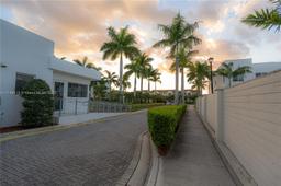 Picture of 7250 NW 103Rd Path, Doral, FL 33178