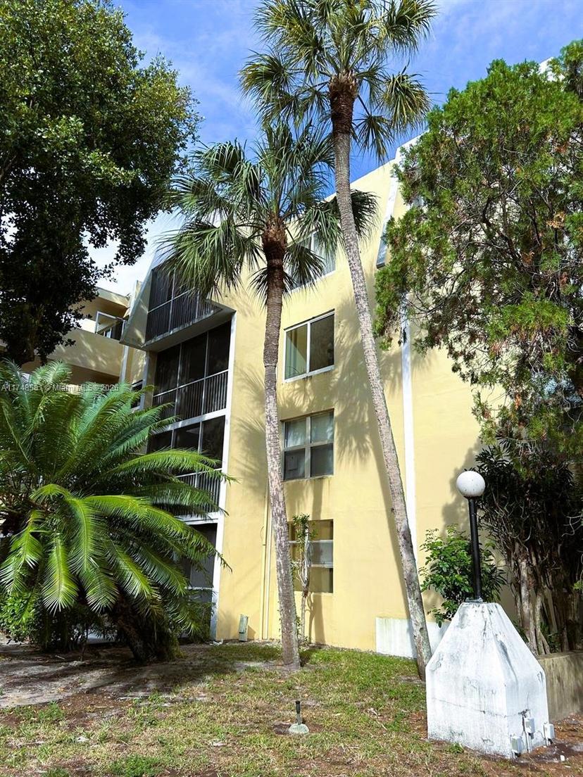 Picture of 942 NE 199Th St # 3E, Miami FL 33179