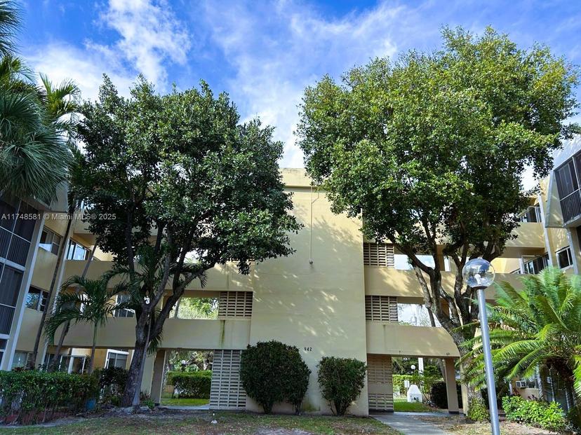 Picture of 942 NE 199Th St # 3E, Miami FL 33179