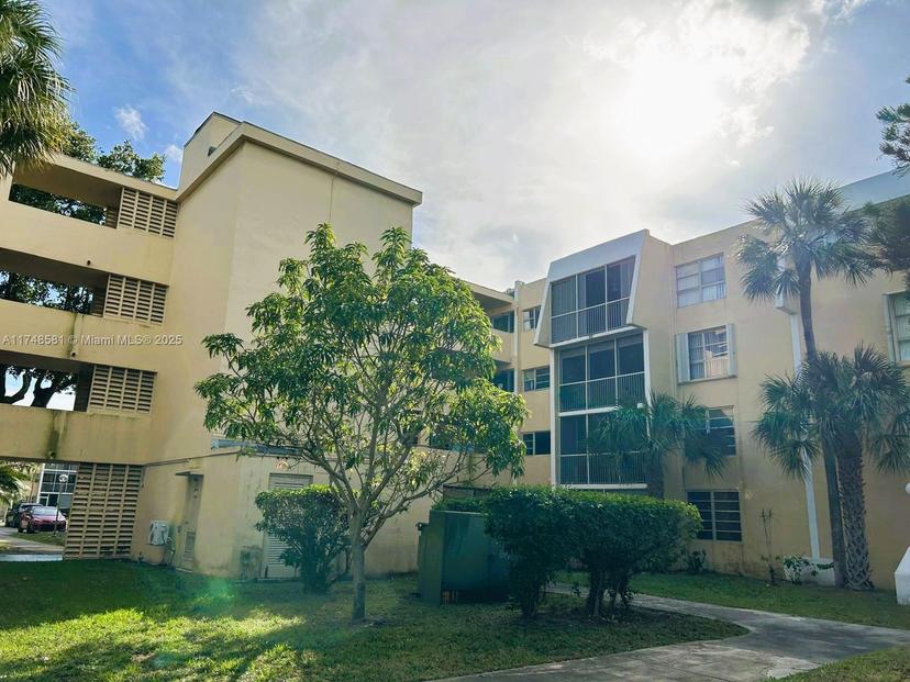 Picture of 942 NE 199Th St # 3E, Miami FL 33179