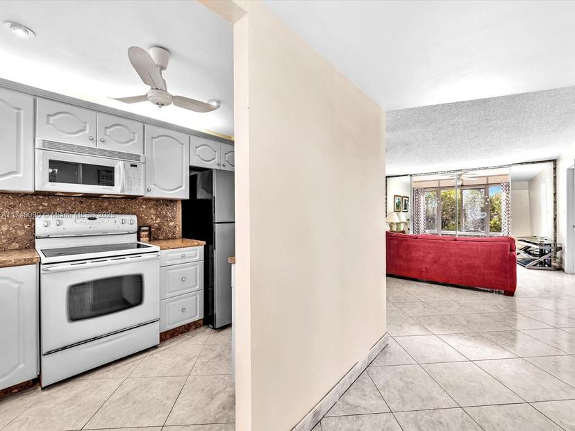 Picture of 8465 Sunrise Lakes Blvd # 212, Sunrise FL 33322