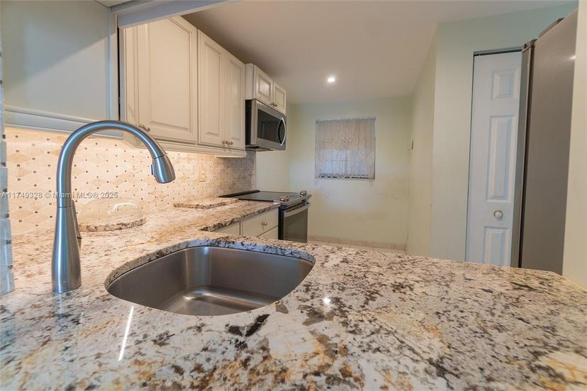 Picture of 9235 Lagoon Pl # 404, Davie FL 33324
