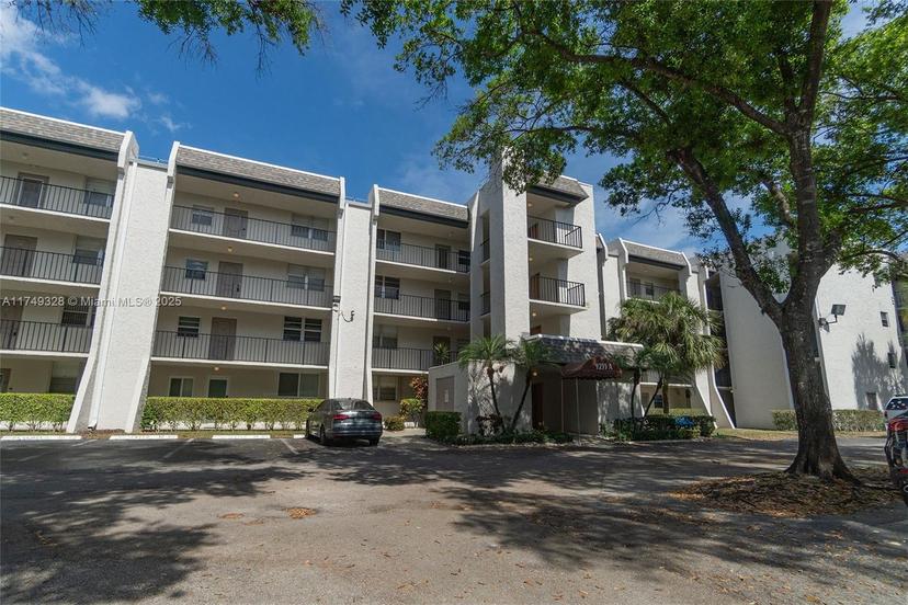 Picture of 9235 Lagoon Pl # 404, Davie FL 33324