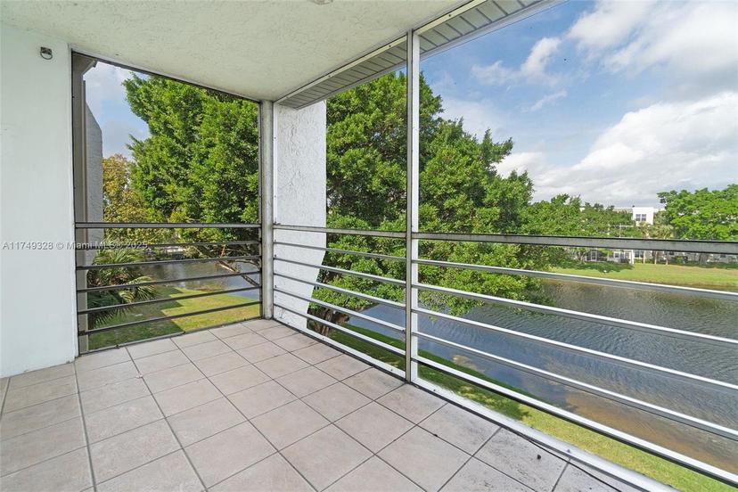 Picture of 9235 Lagoon Pl # 404, Davie FL 33324