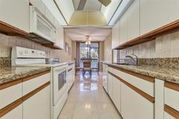 Picture of 1470 Sheridan St # 18C, Hollywood, FL 33020