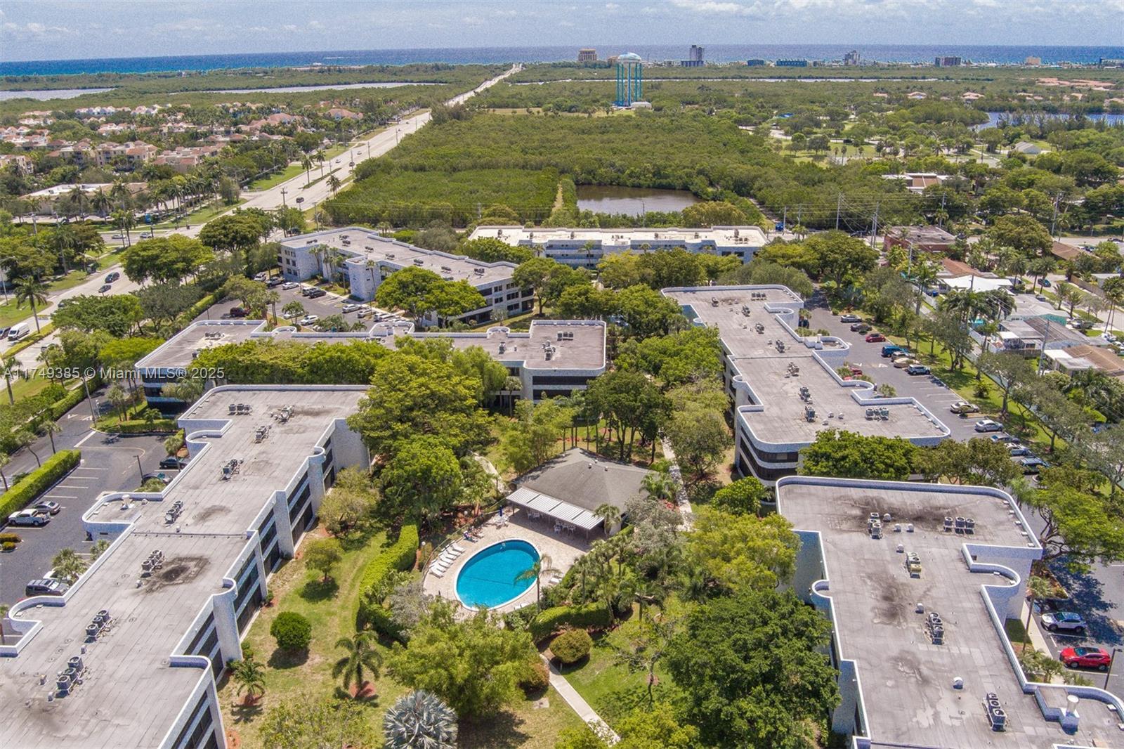 Picture of 1470 Sheridan St # 18C, Hollywood, FL 33020