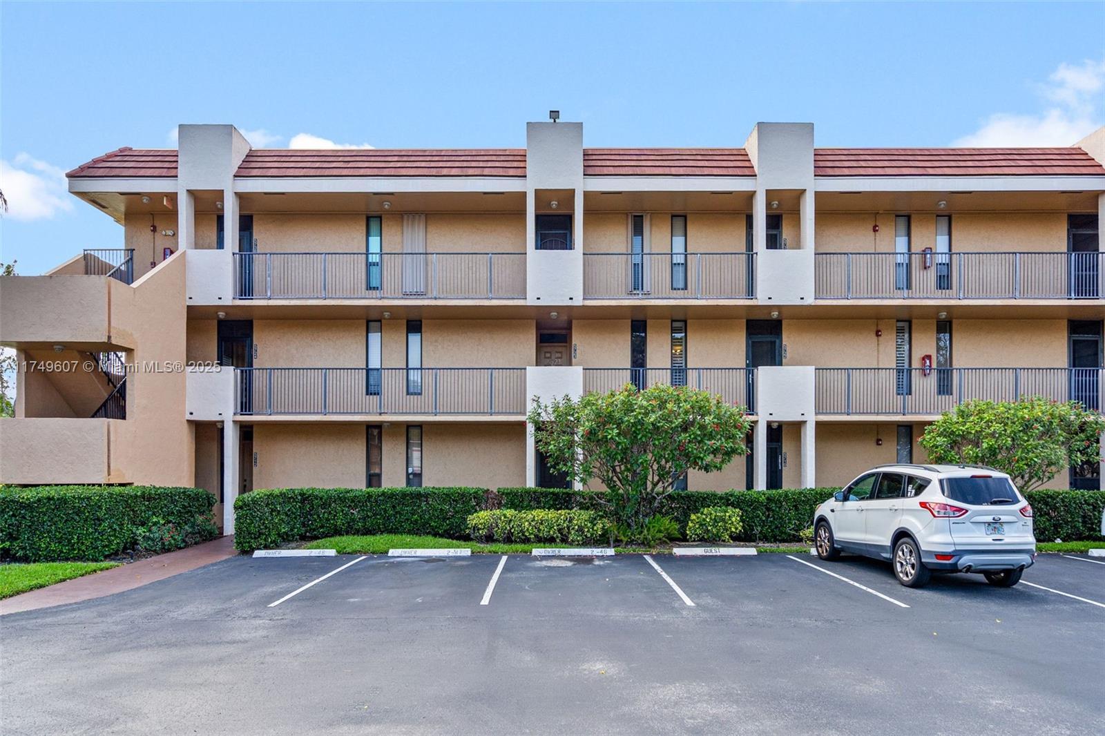 Picture of 5711 Coral Lake Dr # 111, Margate, FL 33063