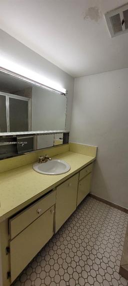 Picture of 1450 NE 191St St # 205, Miami, FL 33179