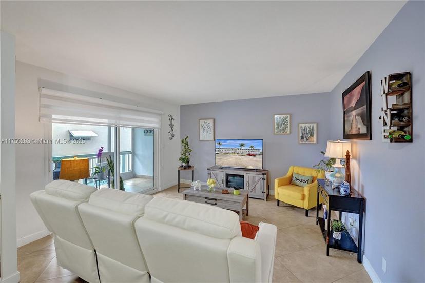 Picture of 5300 Washington St # I203, Hollywood FL 33021
