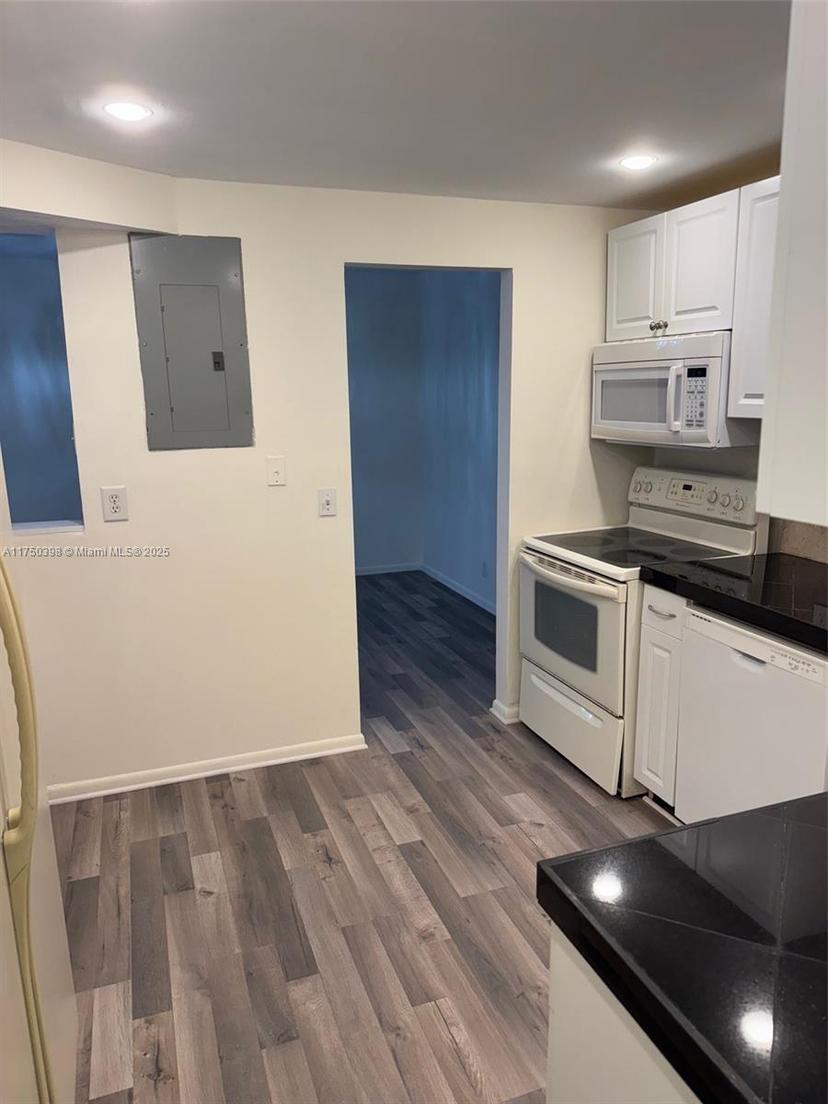Picture of 3100 Riverside Dr # 305, Coral Springs FL 33065