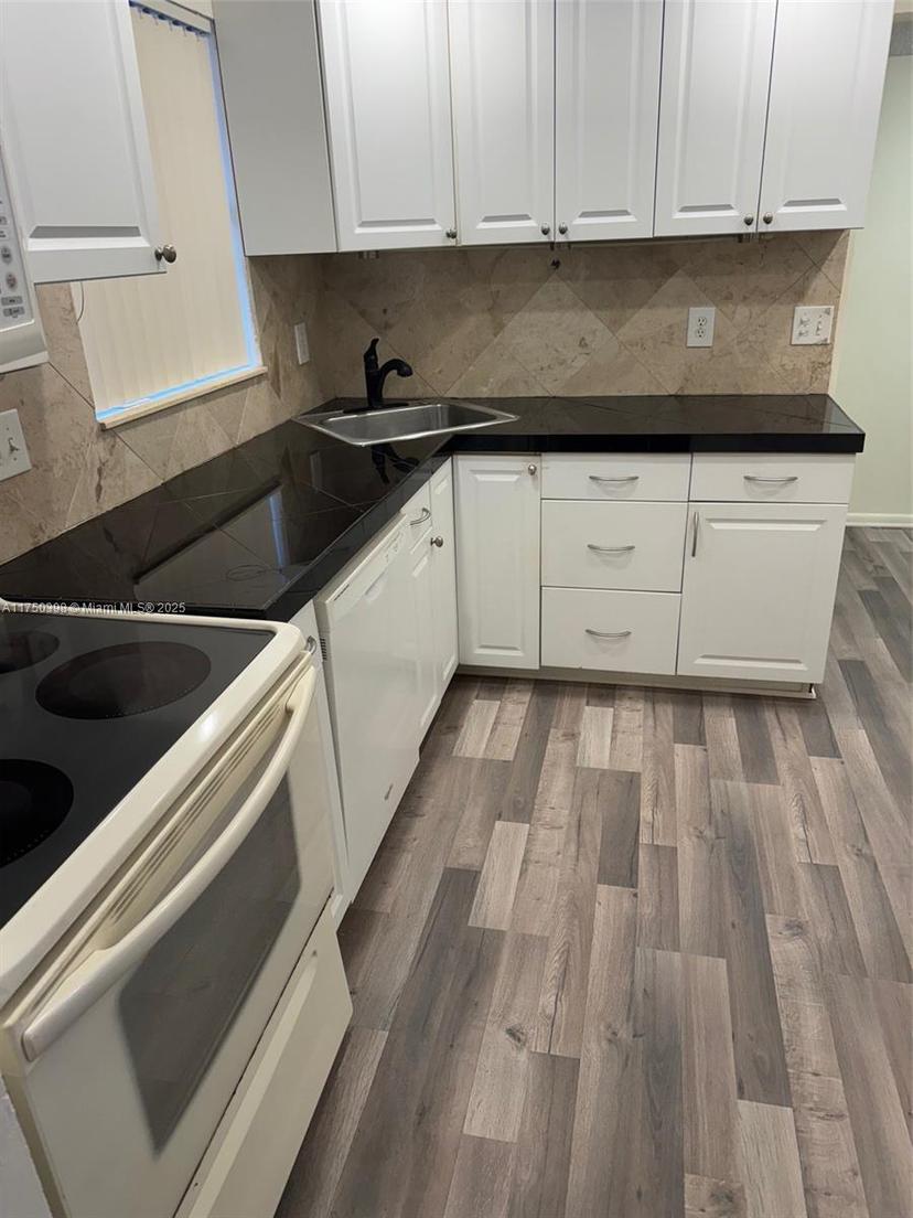Picture of 3100 Riverside Dr # 305, Coral Springs FL 33065