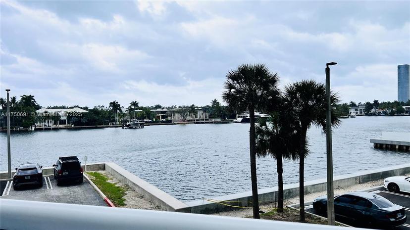 Picture of 20515 E Country Club Dr # 245, Aventura FL 33180