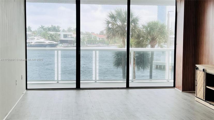 Picture of 20515 E Country Club Dr # 245, Aventura FL 33180