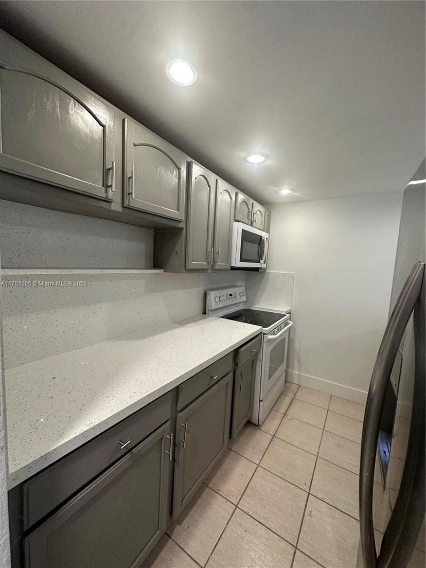 Picture of 14204 NE 3Rd Ct # 8C, Miami FL 33161