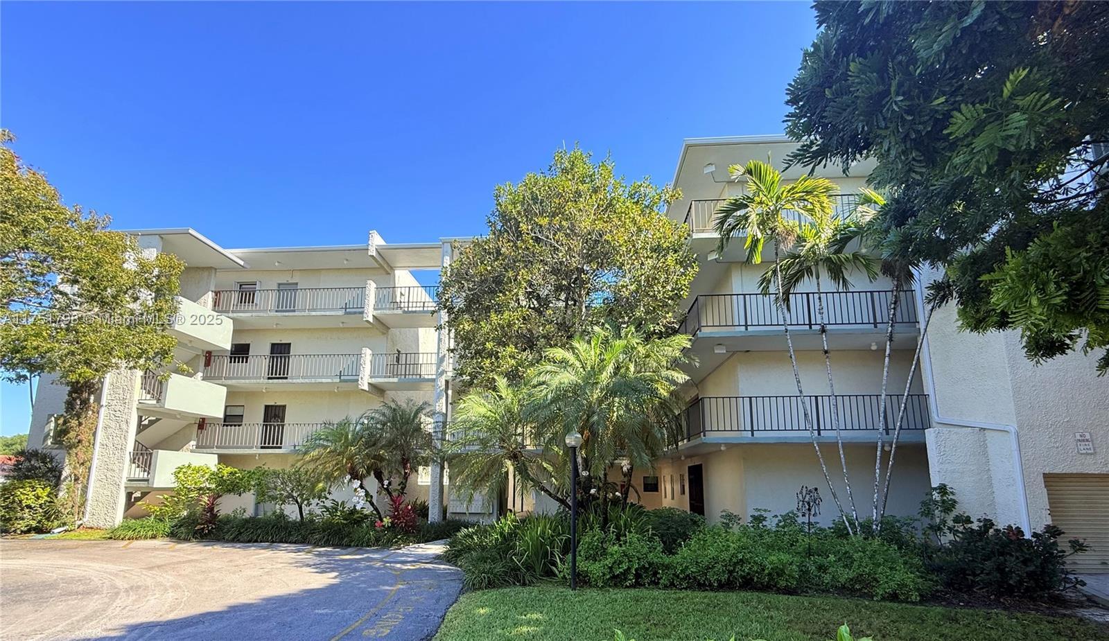 Picture of 8931 N New River Canal Rd # 4C, Plantation, FL 33324